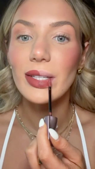 Real VBL pointed applicator tracing and filling the lips