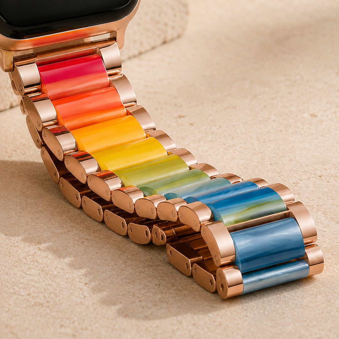 Close view of the Adirena Metal Resin Band: a metal rail, a resin barrel and a metal rail across each link