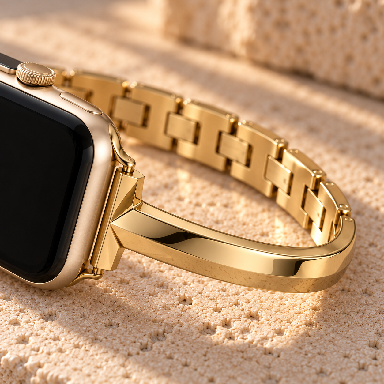 Close-up of the Madison gold link row at the back of the band