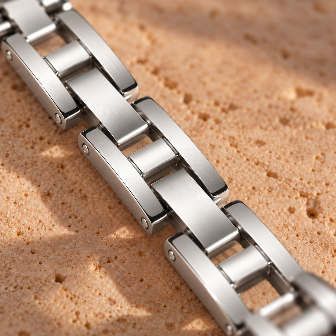 Milano silver watch band, close-up of the closed rear links