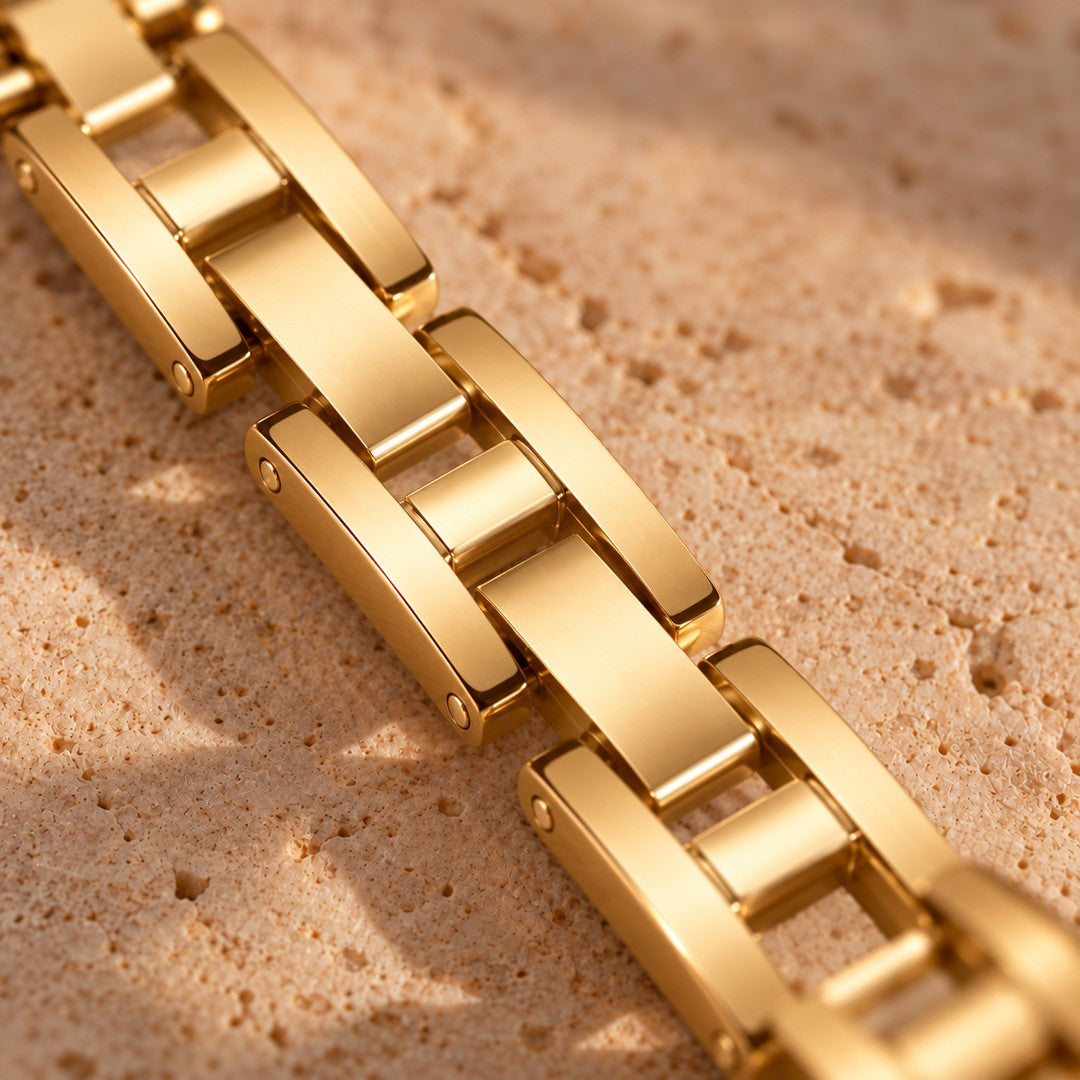 Monaco gold watch band, close-up of the closed rear links