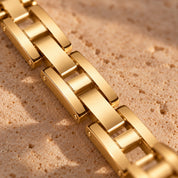Monaco gold watch band, close-up of the closed rear links